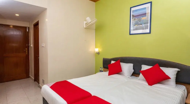 Collection O 28825 Oriental Inn Gopalapuram, Забронировать Отель Отели штата Тамилнада с парковкой, Парковка