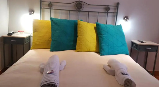 Hotel Iris, Забронировать Отель Отели Сальта с завтраком, рядом с La Merced Church, Завтраки