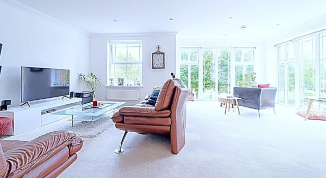 Stunning 4-bed House in Camberley, Забронировать Дом для отпуска Отели High Weald с парковкой, Парковка