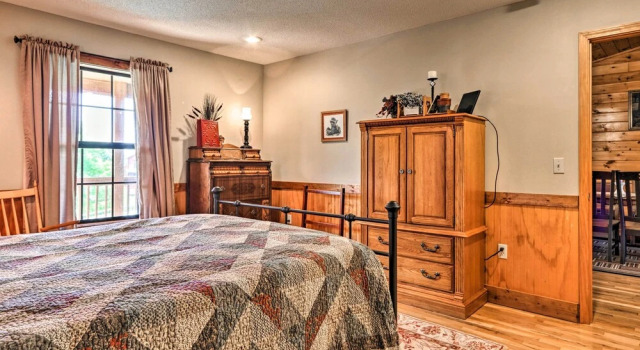 Log Cabin w/ Deck & Hot Tub: 5 Mi to Dollywood!