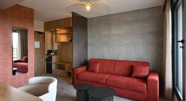 Двухместный полулюкс с балконом Golden Tulip Reims Bezannes