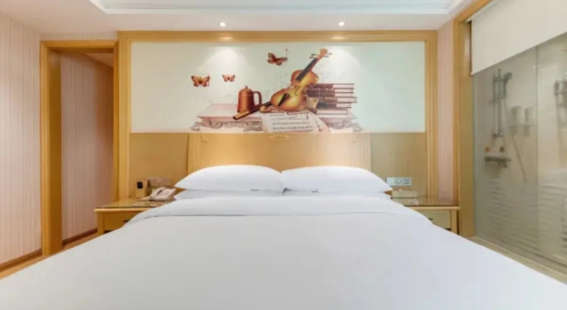 Vienna Hotel (Ledong Gongyuan), Book Hotel Hotels in Ledong with Parking, Parking