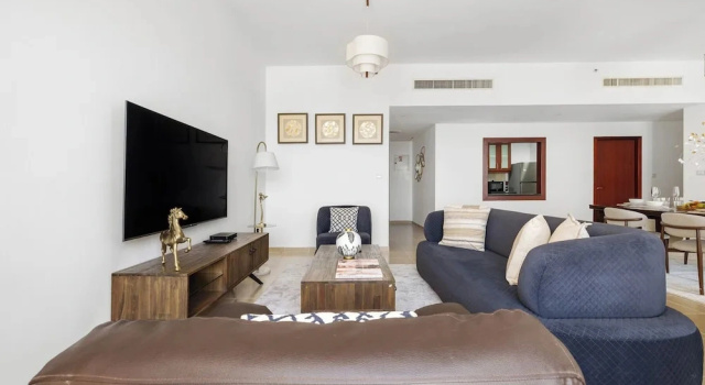 Fully Upgraded 2BR Direct Beach Access, Забронировать Апартаменты/квартира Отели Эмирата Дубая с парковкой, рядом с Торговый центр The Beach, Парковка