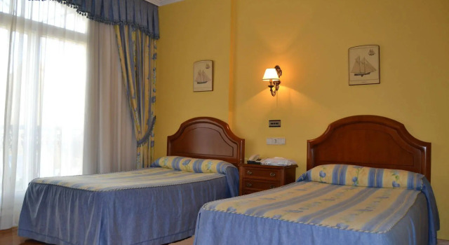 Hotel Playa Compostela, Забронировать Отель Вильягарсия-де-Ароса Pontevedra Province, рядом с Punta Fradiño