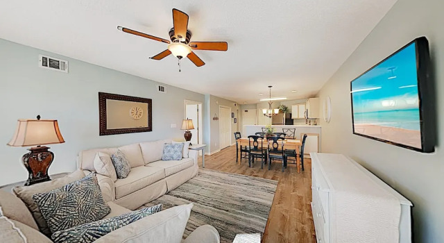 New Listing! Gulf-view Beach W/ Pools 2 Bedroom Condo, Varaa Hotelli Hotellit Emerald Coast uima-altaalla, Uima-allas