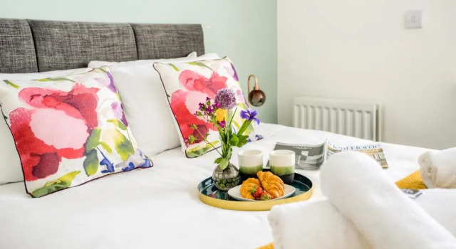 Coventry Luxury Townhouse City Centre Private Parking Sleeps 9 by EMPOWER HOMES rates incl VAT