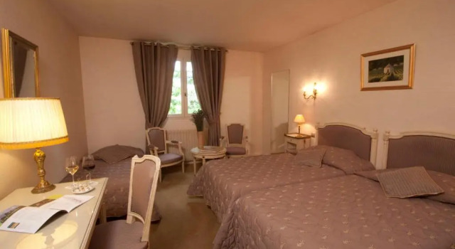 Трёхместный номер Standard Hôtel Le Clos des Arts