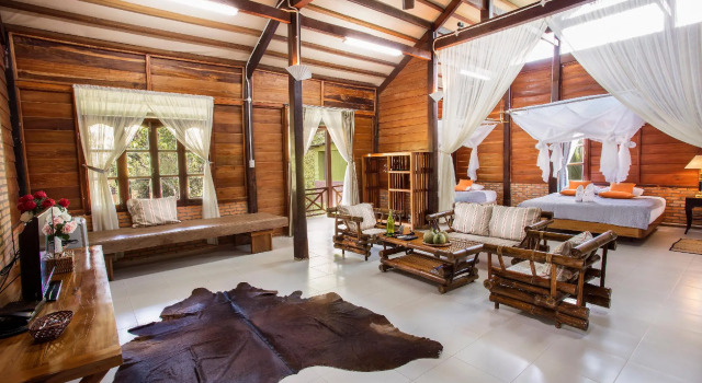 Кровать в общем номере Cat Tien Jungle Lodge