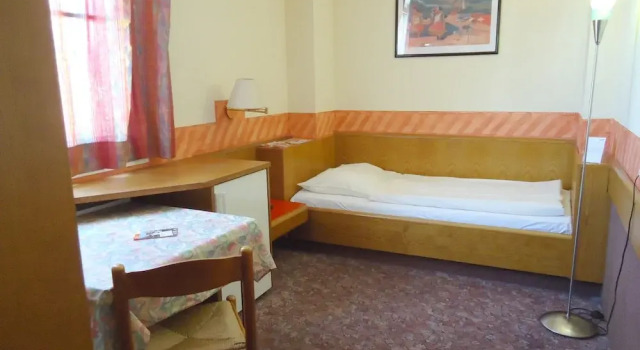 Одноместный номер Economy с видом на город enjoyHotel garni Korntal Stuttgart b&b Parkplatz Sprinter Penny eTank Porsche-Museum
