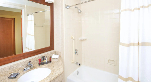 Четырёхместный номер Standard Fremont Marriott Silicon Valley