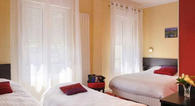 Четырёхместный номер Superior Logis Hôtel Des Châteaux De La Loire