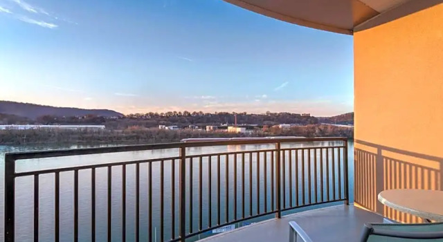 Студия с балконом и с видом на реку SpringHill Suites by Marriott Downtown Chattanooga/Cameron Harbor
