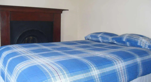 Saucy Marys Private Rooms & Hostel, Забронировать Хостел Недорогие отели Острова Ская, недорого