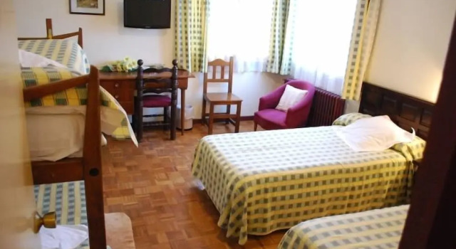 Четырёхместный семейный номер Standard Hotel Adsera