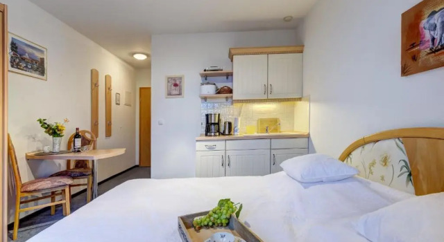 Haus Ostseeglück - Ferienwohnung Mittagssonne, Book Hotel Loddin Usedom