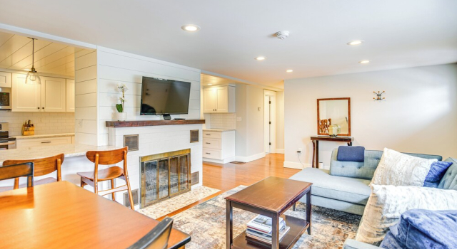 Walk to Beach: Jamestown Home w/ Bridge Views!, Varaa Huoneisto Jamestown Rhode Island