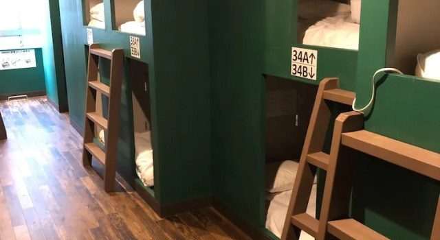 Кровать в общем номере Wasabi Mita Hotel
