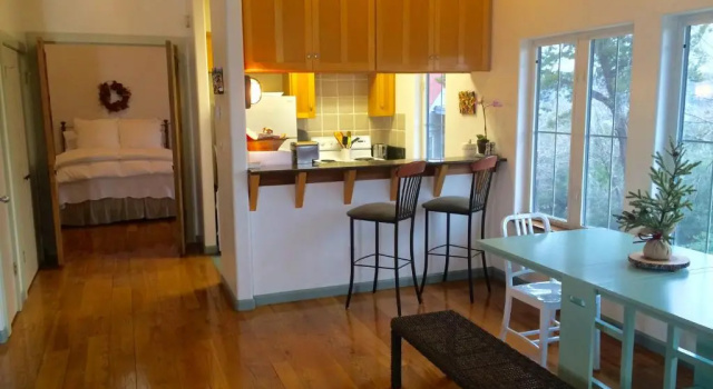 The Rivery Retreat, Choose from Luxury Guesthouse Cabin OR Suite in Lake Austin Hill Country, Buchen Sie Bed & Breakfast SPA-Hotels in Greater Austin, SPA