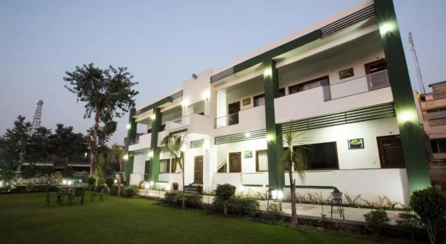 Hotel Whistling Greens, Prenota Hotel Moga Punjab