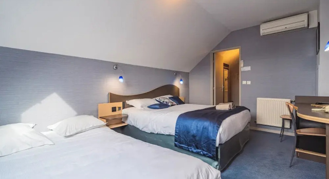 Четырёхместный номер Standard Logis Hôtel Au Tambour