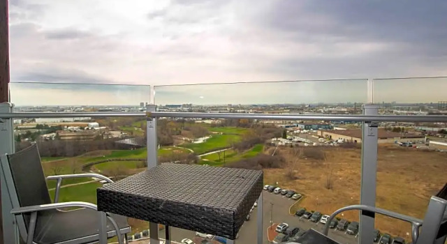 Четырёхместный номер Standard с балконом Sandman Signature Toronto Airport Hotel