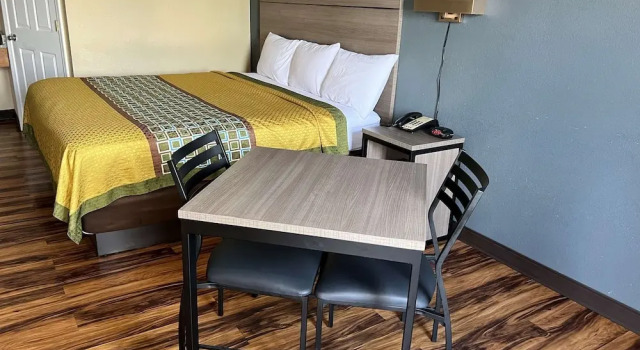 Двухместный номер Standard с балконом Super 8 by Wyndham Lumberton NC