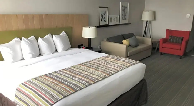 Двухместный люкс Country Inn & Suites by Radisson, Belleville, ON
