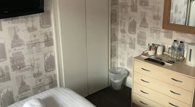 Четырёхместный номер Standard рядом с пляжем Queens Plaza Hotel