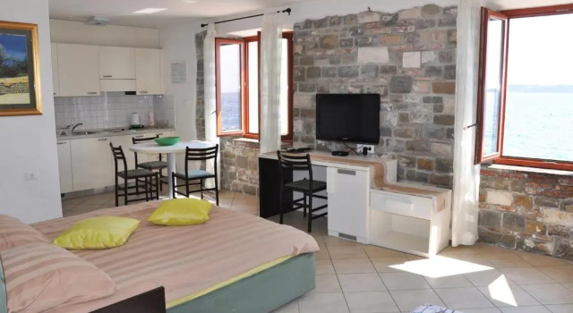 Apartments & Rooms Riva