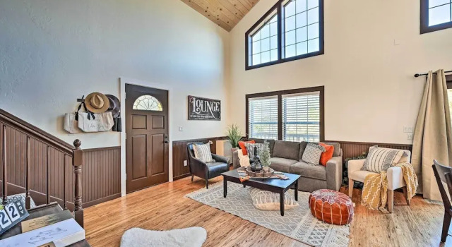Inviting Julian Home w/ Scenic View & Hot Tub, Забронировать Отель Джулиан San Diego County, рядом с Историческое общество Джулиана