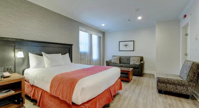 Номер Standard Strathcona Hotel