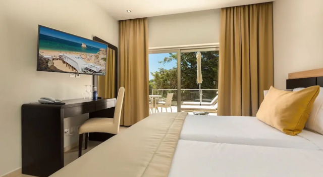 Двухместный номер Standard с балконом и с видом на сад Caneiros Luxury House & Suites