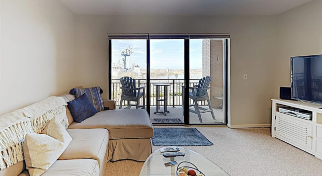 New Listing! Downtown Riverfront W/ Balcony 1 Bedroom Condo