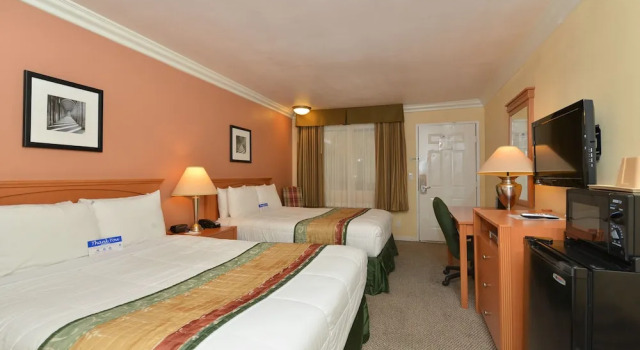 Четырёхместный номер Deluxe Inn by the sfo