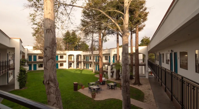 Двухместный люкс с видом на внутренний двор Oxford Suites Pismo Beach