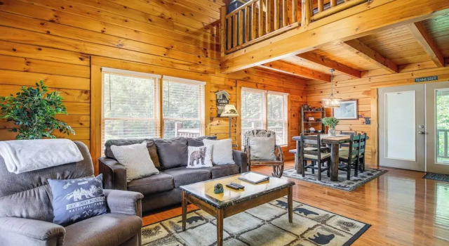 Pigeon Forge Cabin: Premier Location & Hot Tub, Забронировать Отель Отели Пиджен-Фордж с парковкой, рядом с Cooter’s Place &amp; Museum, Парковка