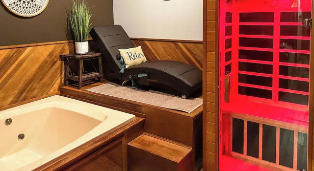 Коттедж Private Spa, Fire Pit & Deck: Poconos Home!