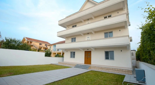 Urban Escape Guesthouse, Đặt Khách sạn Khách sạn ở Shkoder County có chỗ đỗ xe, Bãi đậu xe