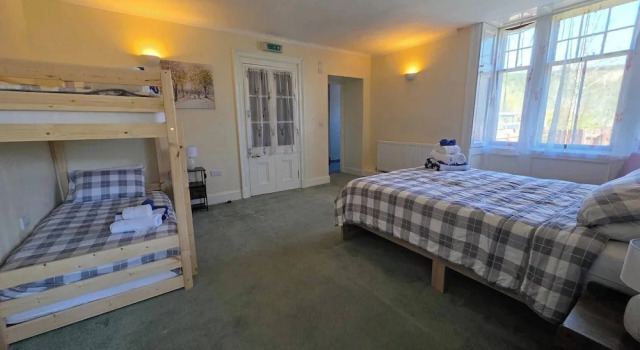 Apartment Sleeps 4 With Parking, Book Lejlighed  