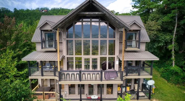 Cabin w Amazing Views Theater Firepit Hot Tub, Забронировать Апартаменты/квартира Отели Пиджен-Фордж с парковкой, рядом с Навесная переправа Смоки-Маунтин, Парковка