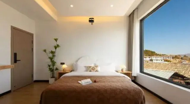 Люкс Deluxe с балконом Shangri-La Qibei Homestay (Dukezong Ancient City)