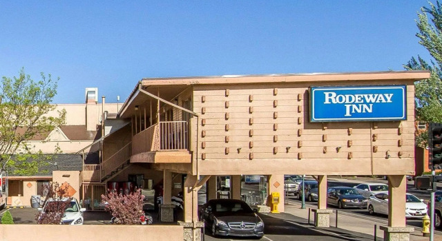 Кровать в общем номере Rodeway Inn Flagstaff-Downtown