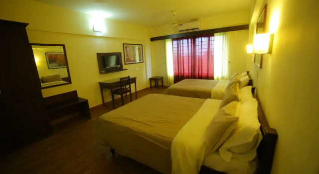 Люкс Plaza Suites