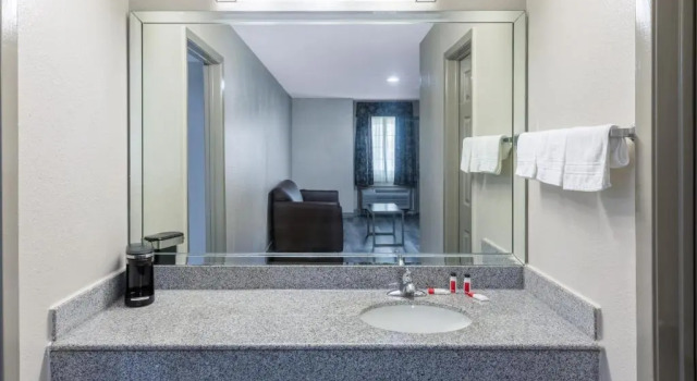 Четырёхместный номер Standard Days Inn by Wyndham Baytown TX