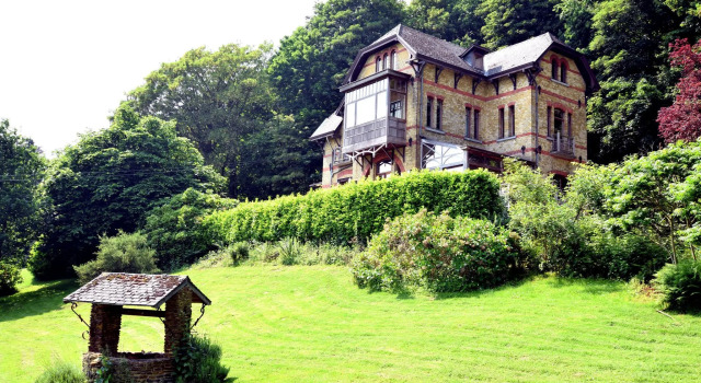 Коттедж A Beautiful Art Nouveau House With an Enormous Garden