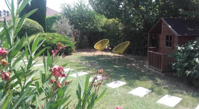 Gite l'Annexe, Rezerwuj Hotel Villelaure Luberon