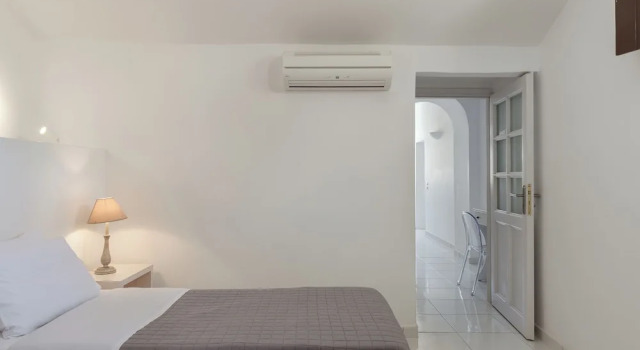 Люкс c 1 комнатой с балконом и с видом на море Zatrikion Santorini Villas