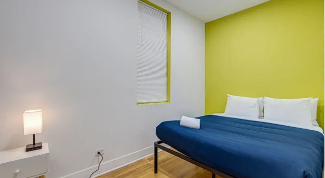 Artsy Chicago Abode: Steps to Shops & Restaurants by AllSet Turnover, Забронировать Отель Отели Иллинойс 3 звезды, 3*