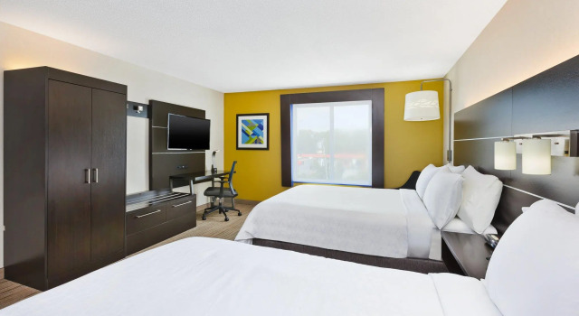 Четырёхместный номер Standard Holiday Inn Express Hotel & Suites Cleveland - Richfield by IHG