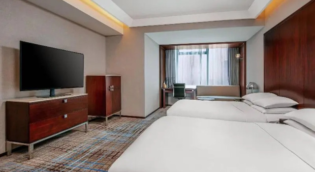 Четырёхместный номер Guest City View Renaissance Shanghai Zhongshan Park Skyline Hotel